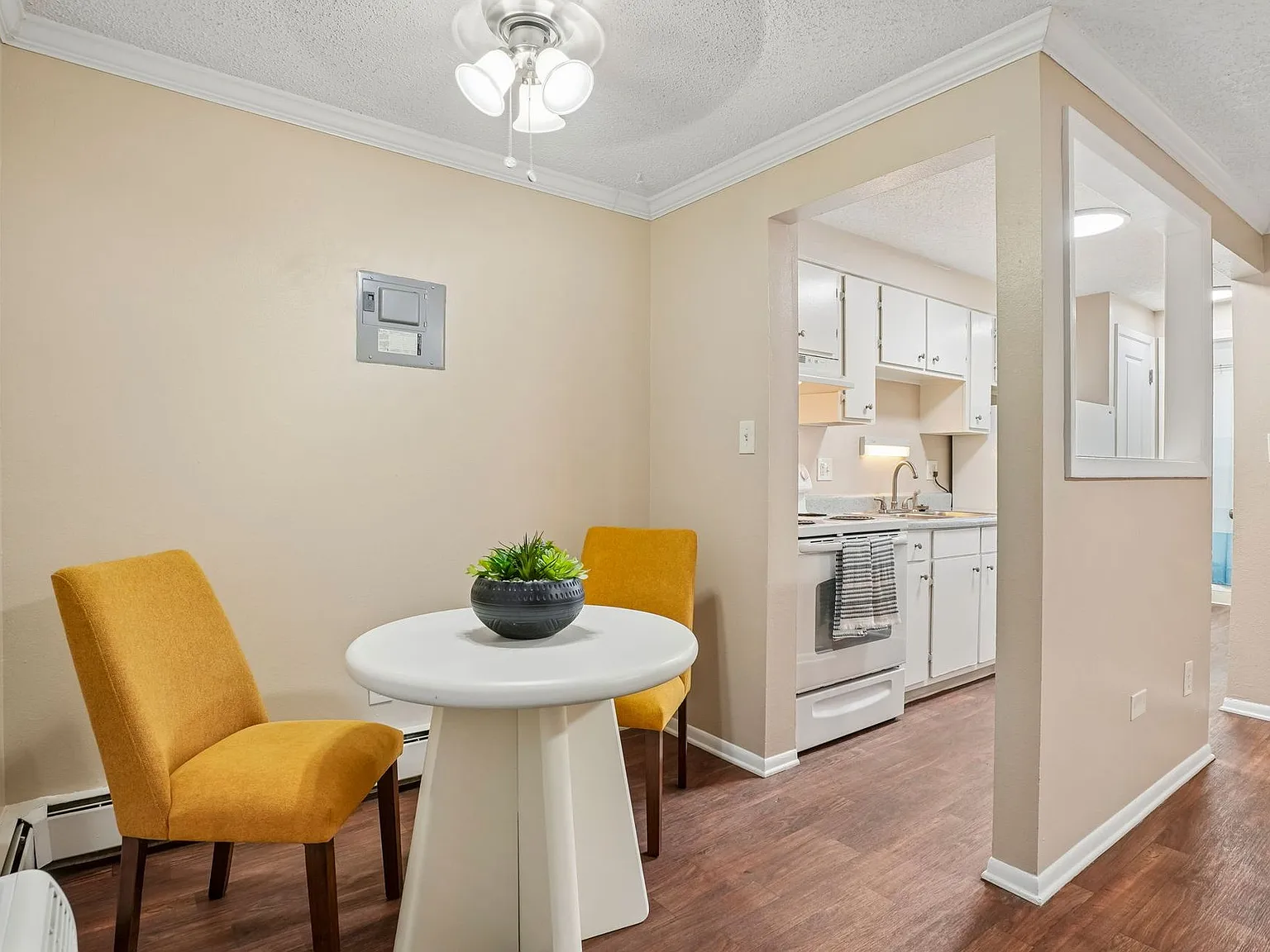 Lorinda Apartments — Photo 1