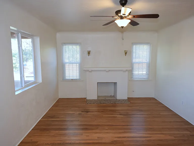 402 Girard Blvd SE — Photo 2