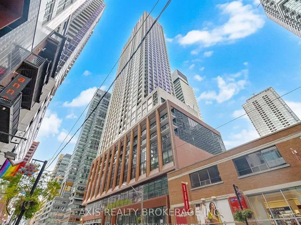 400 King St W, Toronto, ON