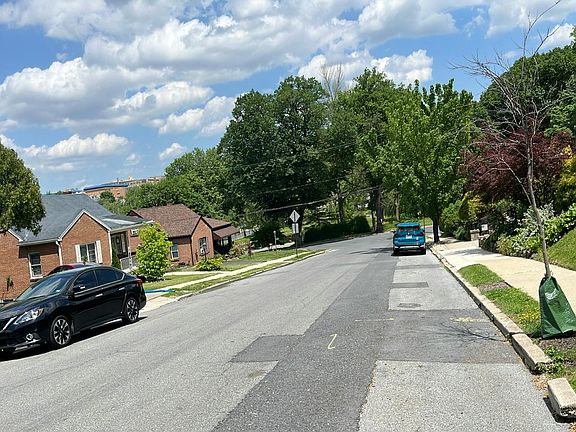 4th image of 2041 W Walnut St