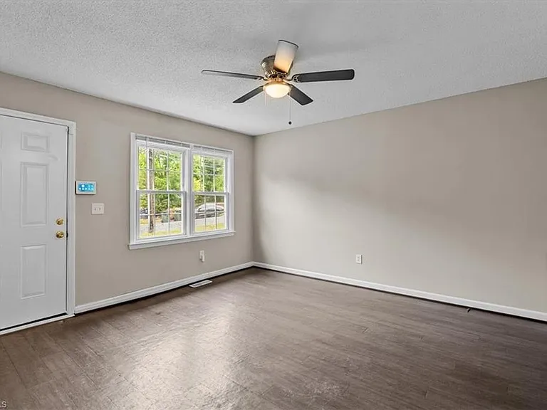 1307 Pearson St — Photo 11