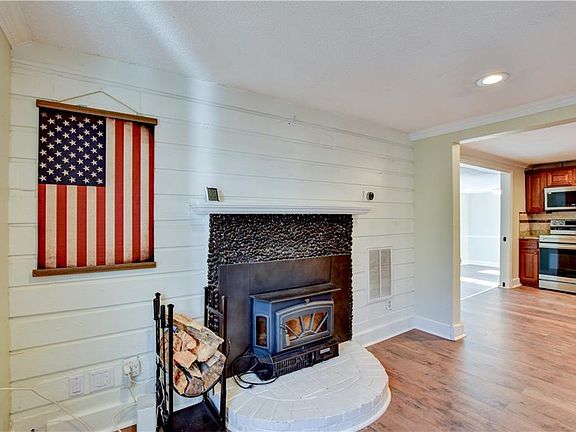 3rd image of 845 Indian Creek Rd