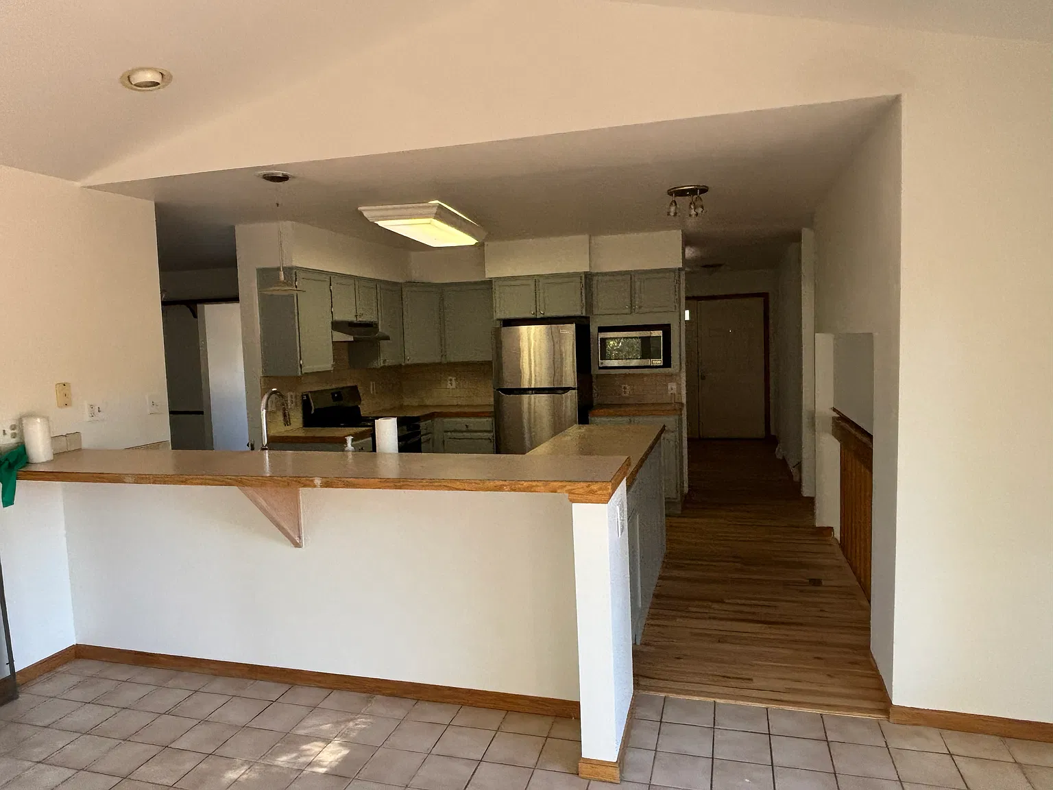 4 bed, 2574 sqft, $2,800 — Photo 2