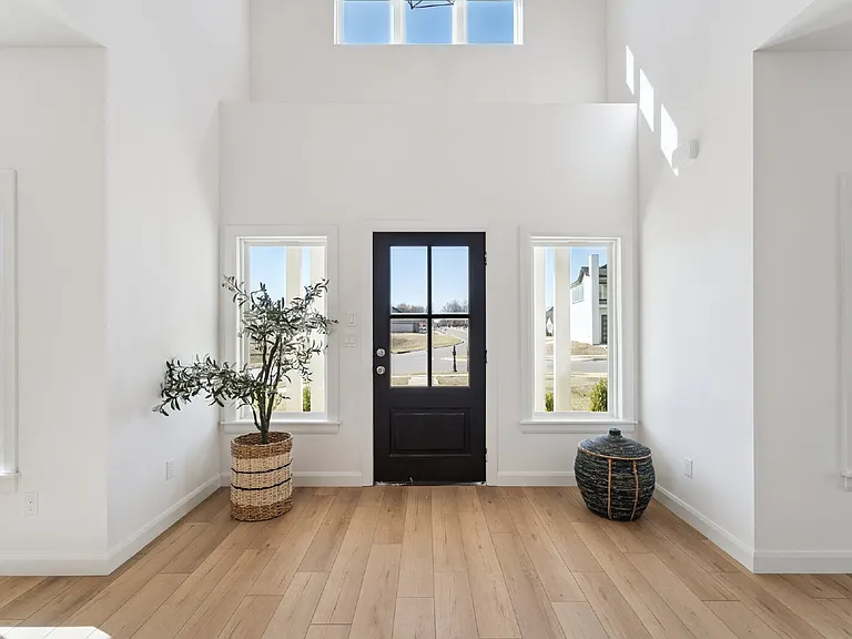 2410 W Charleston St — Photo 11