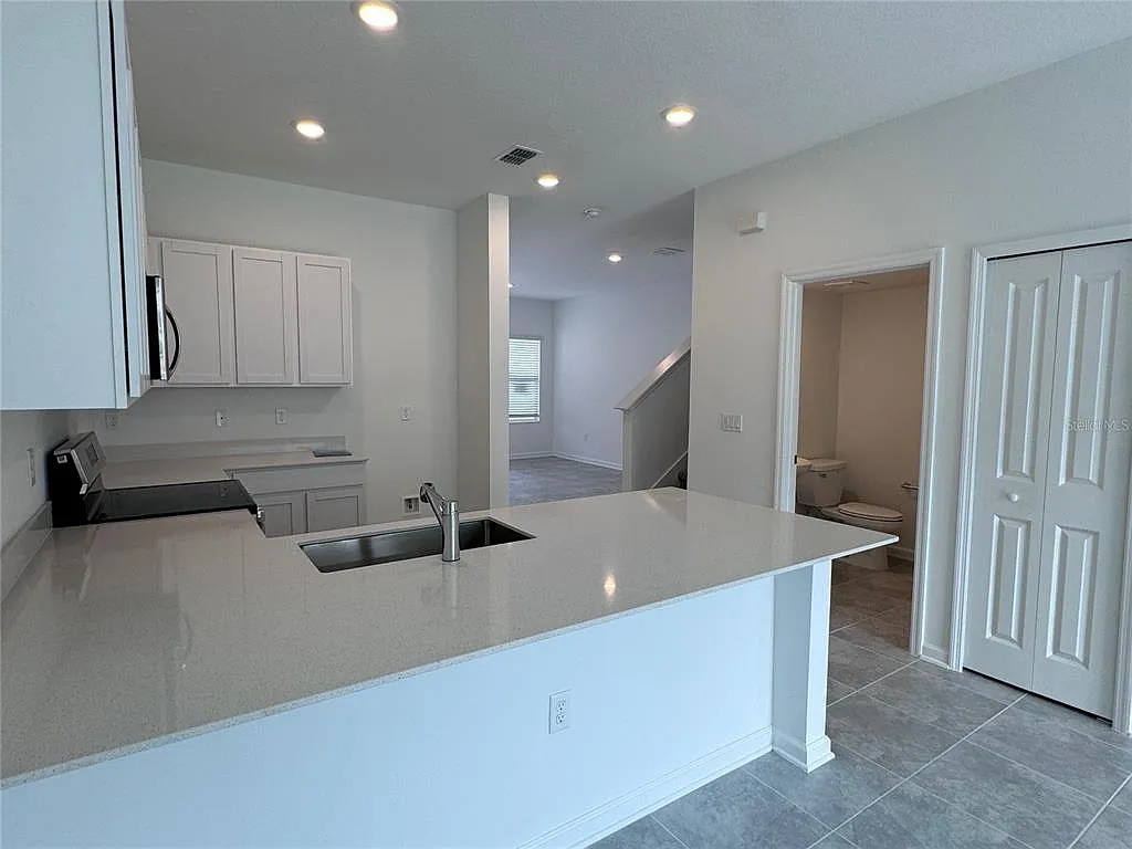 3 bed, 2.5 bath, 1834 sqft, $1,900 — Photo 4