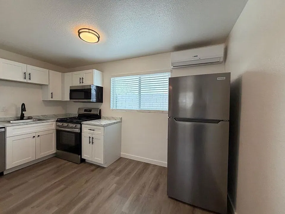 1027 E Dunlap Ave #4