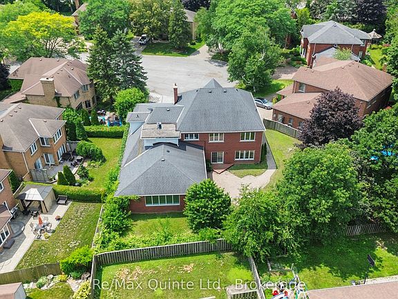 4th image of 17 Applewood Ct