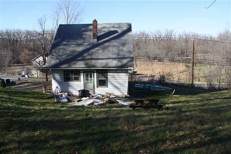 2nd image of 1396 RIVER Road