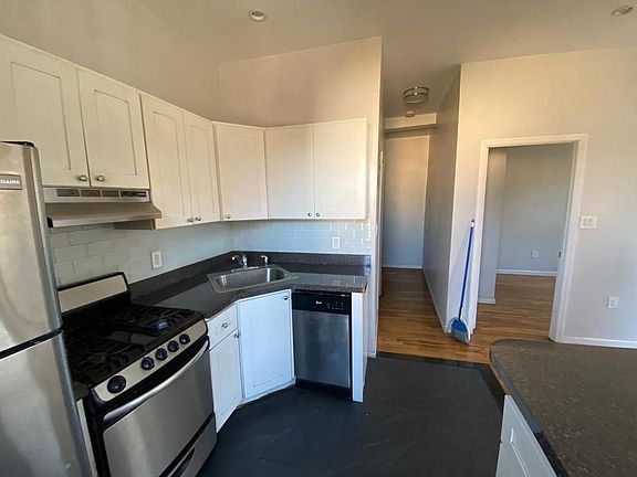3rd image of 258 Halsey St #3A
