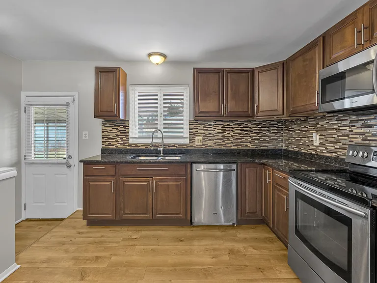26800 Van Buren Rd — Photo 12