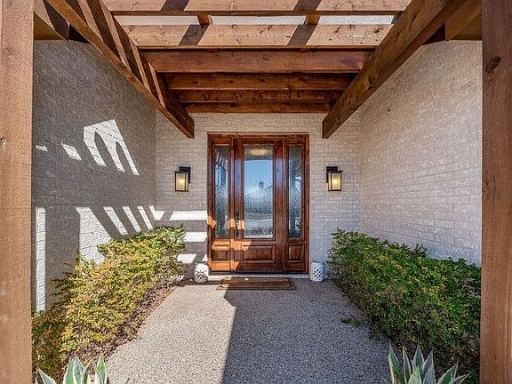2nd image of 906 Heriot Ct