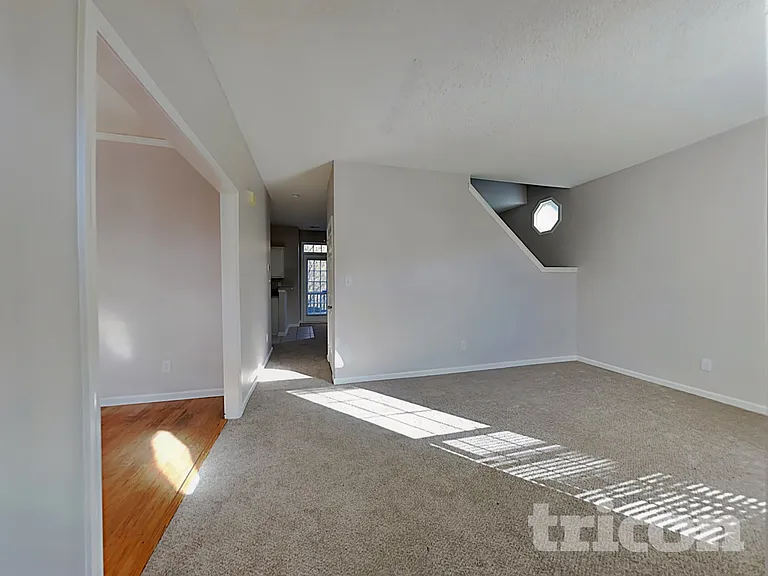 1606 Oak Knoll Ln — Photo 2