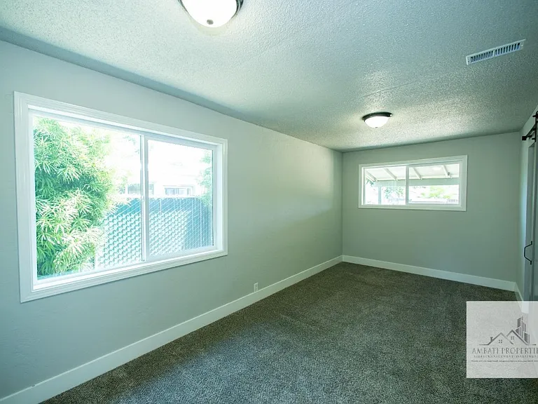 1136 E Griffith Way — Photo 26