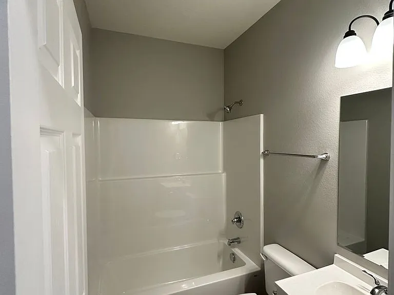 586-584 N Airport Rd — Photo 3