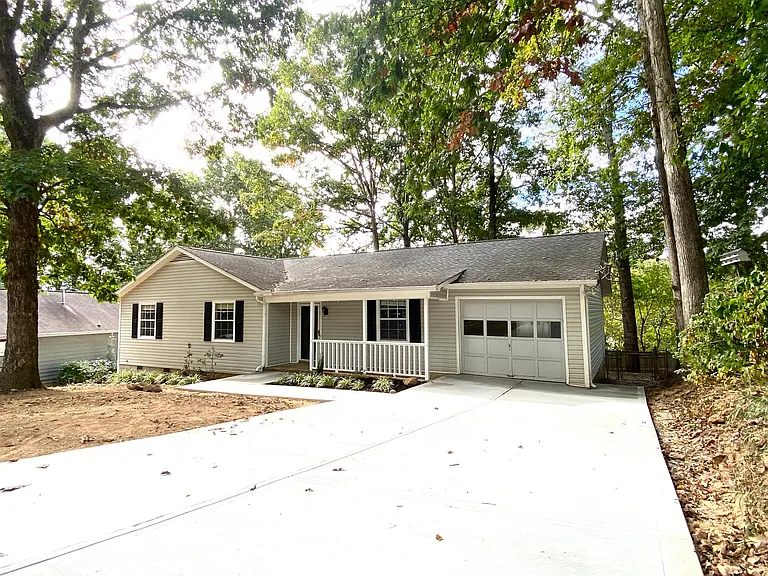817 Tree Trunk Rd — Photo 1