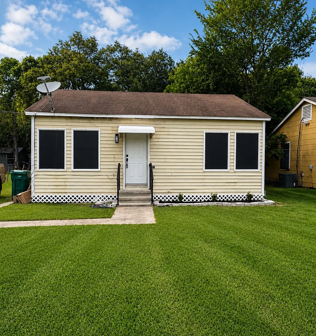 1408 W Curtis Ave — Photo 1