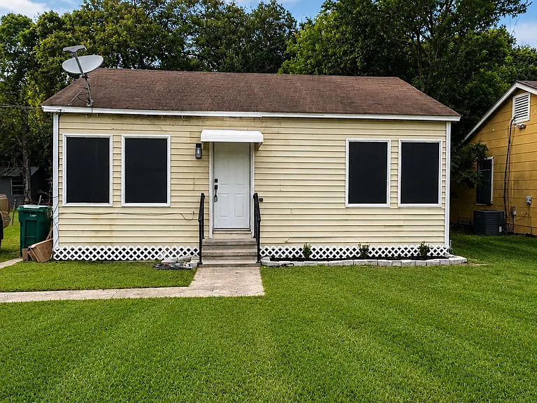 1408 W Curtis Ave — Photo 1