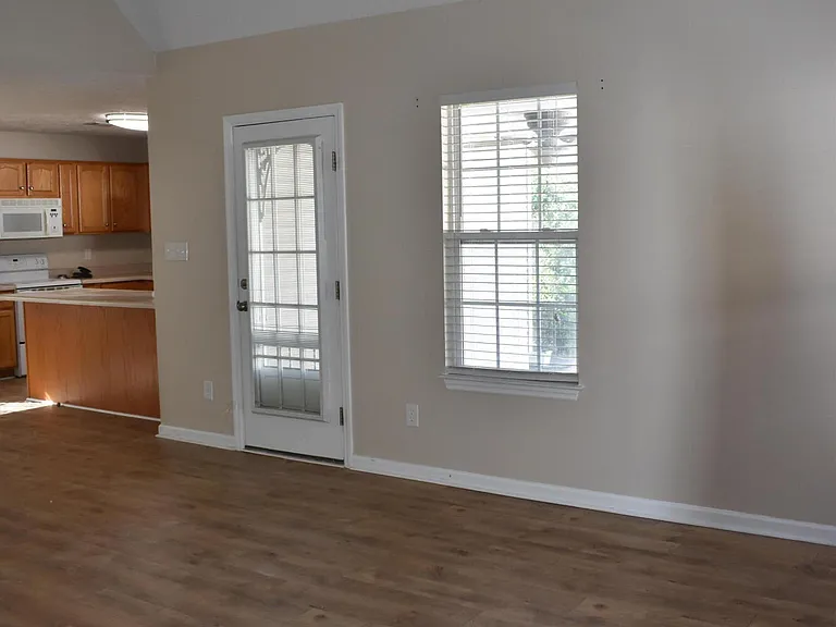 607 Dunloe Cir — Photo 2