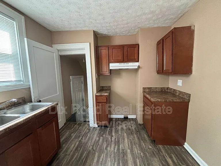 229 Bellaire Ave — Photo 15
