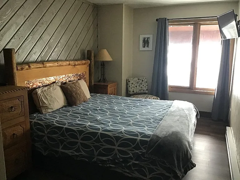 Primary bedroom w/king bed