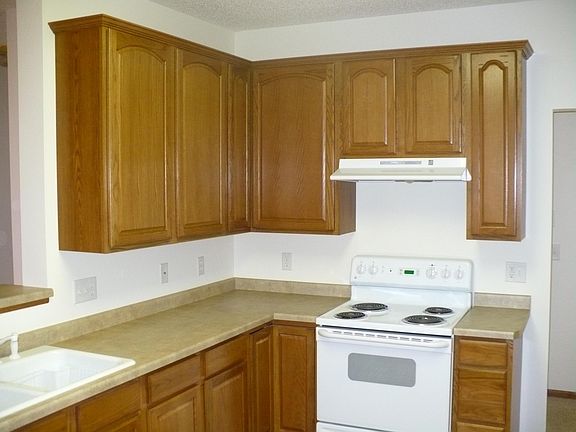 Kitchen features 42" raised panel cabinetry.