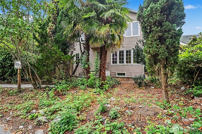 3rd image of 1823 E Shelby Street