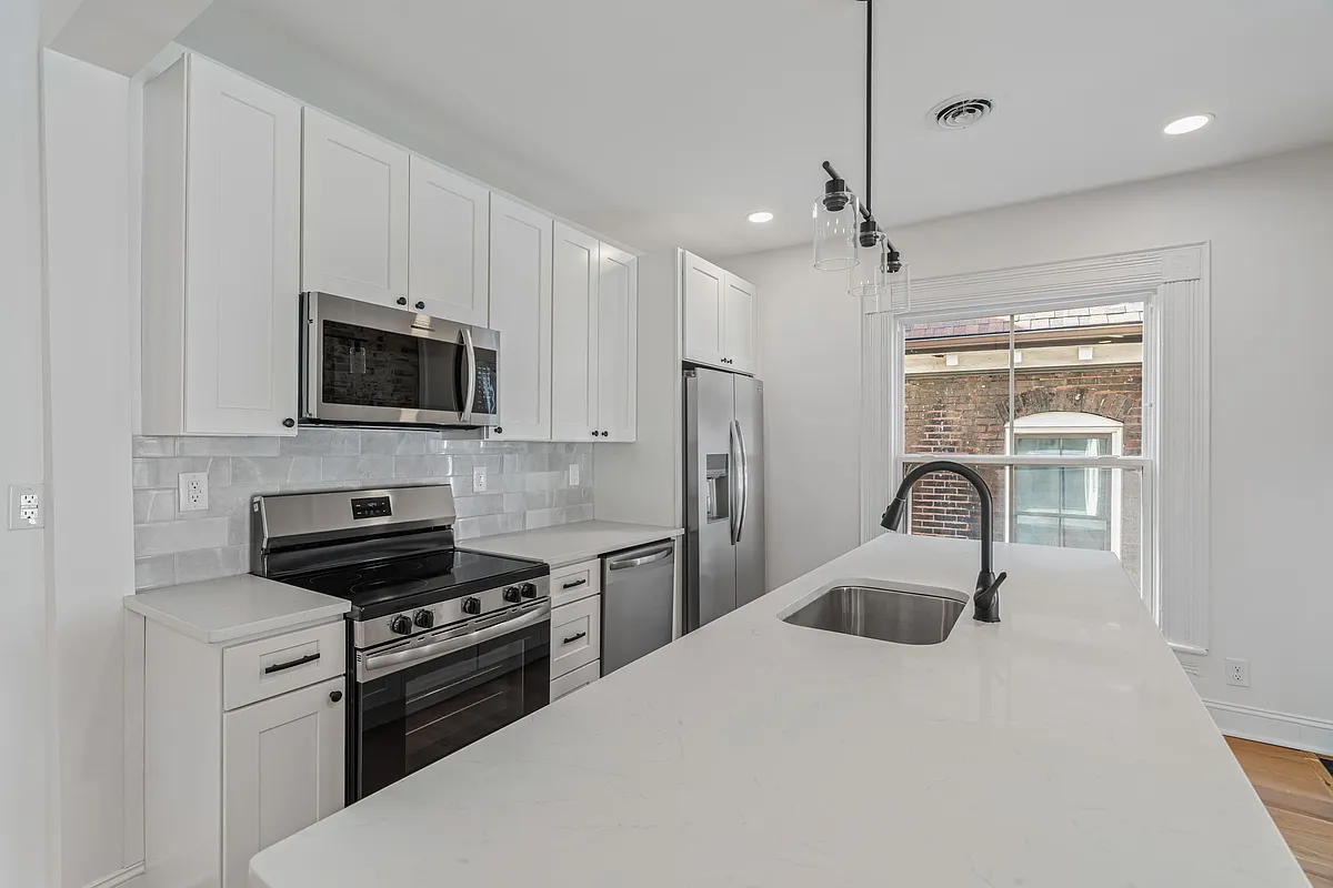 Building Photo - 513 N Central St #4