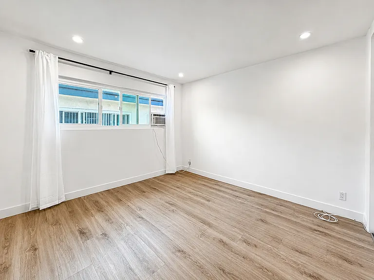 1326 Wellesley Ave — Photo 16