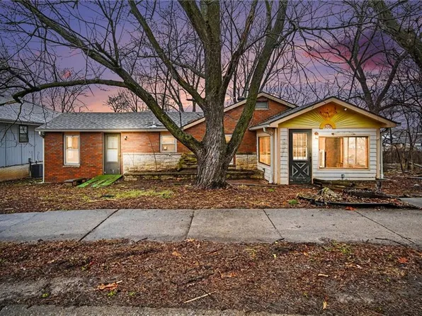 300 Winner Ave, Smithville, MO 64089