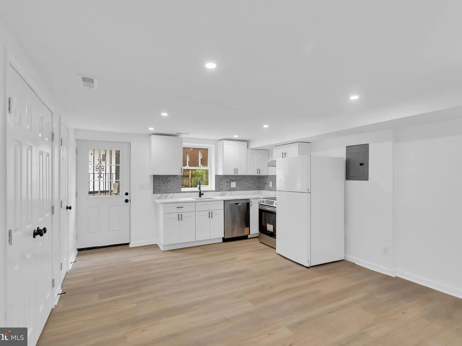 2 bed, 1.5 bath, 2585 sqft, $2,990 — Photo 4