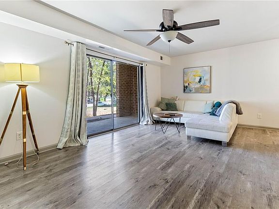 5th image of 1110 Schaub Dr APT B