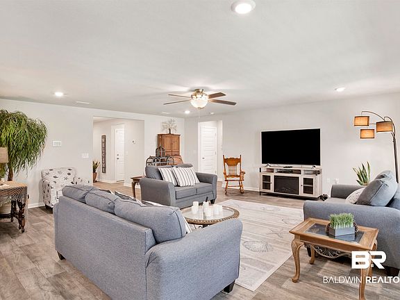 4th image of 325 Hartenstein Rd