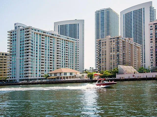 Plaza Towers North Condo — Photo 1