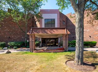 1104 Castilian Ct APT 312, Glenview, IL 60025