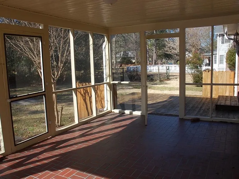 104 Dorchester Ln — Photo 4
