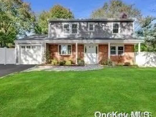 21 Foothill Lane, Dix Hills, NY 11746