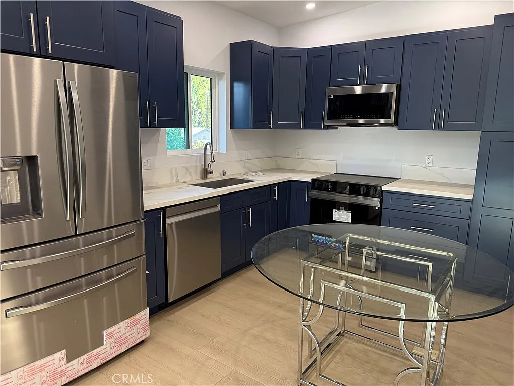 2 bed, 866 sqft, $2,700 — Photo 3