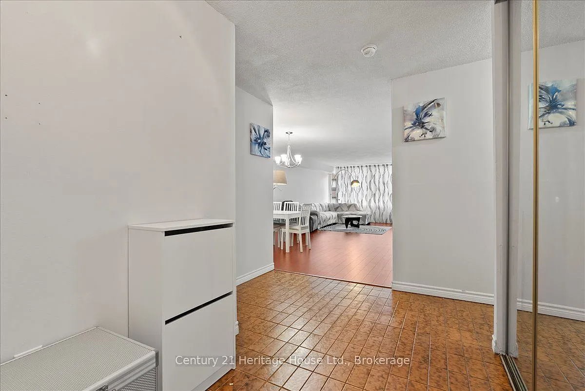 Building Photo - 45 Carlton St #609