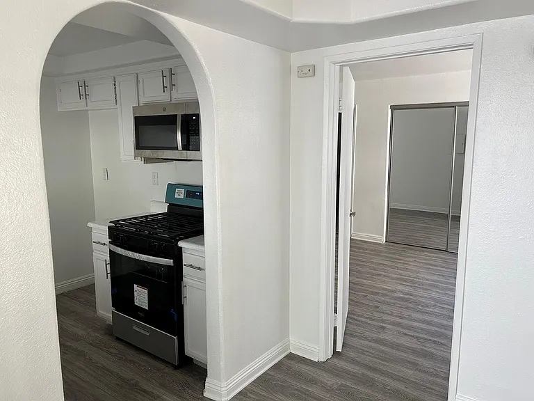 Canoga Luxury Apartments — Photo 46