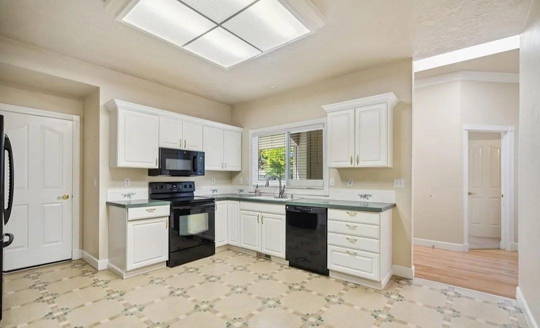 2 bed, 1123 sqft, $1,900 — Photo 3