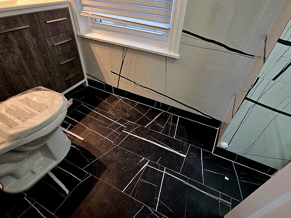 Shower and bath to die for.