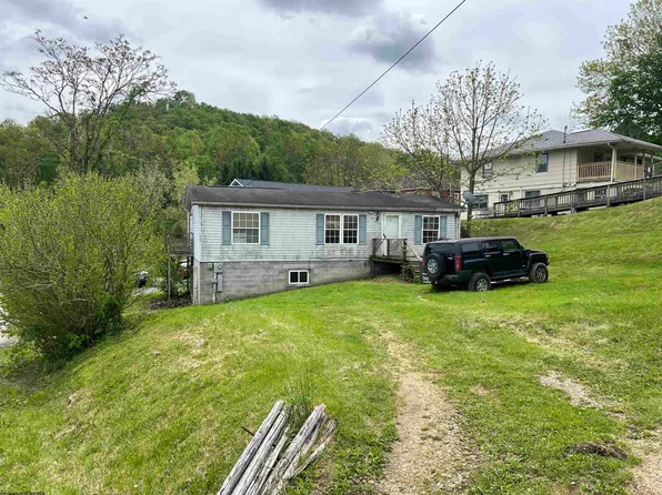 209 Thomas Ave, Nutter Fort, WV 26301