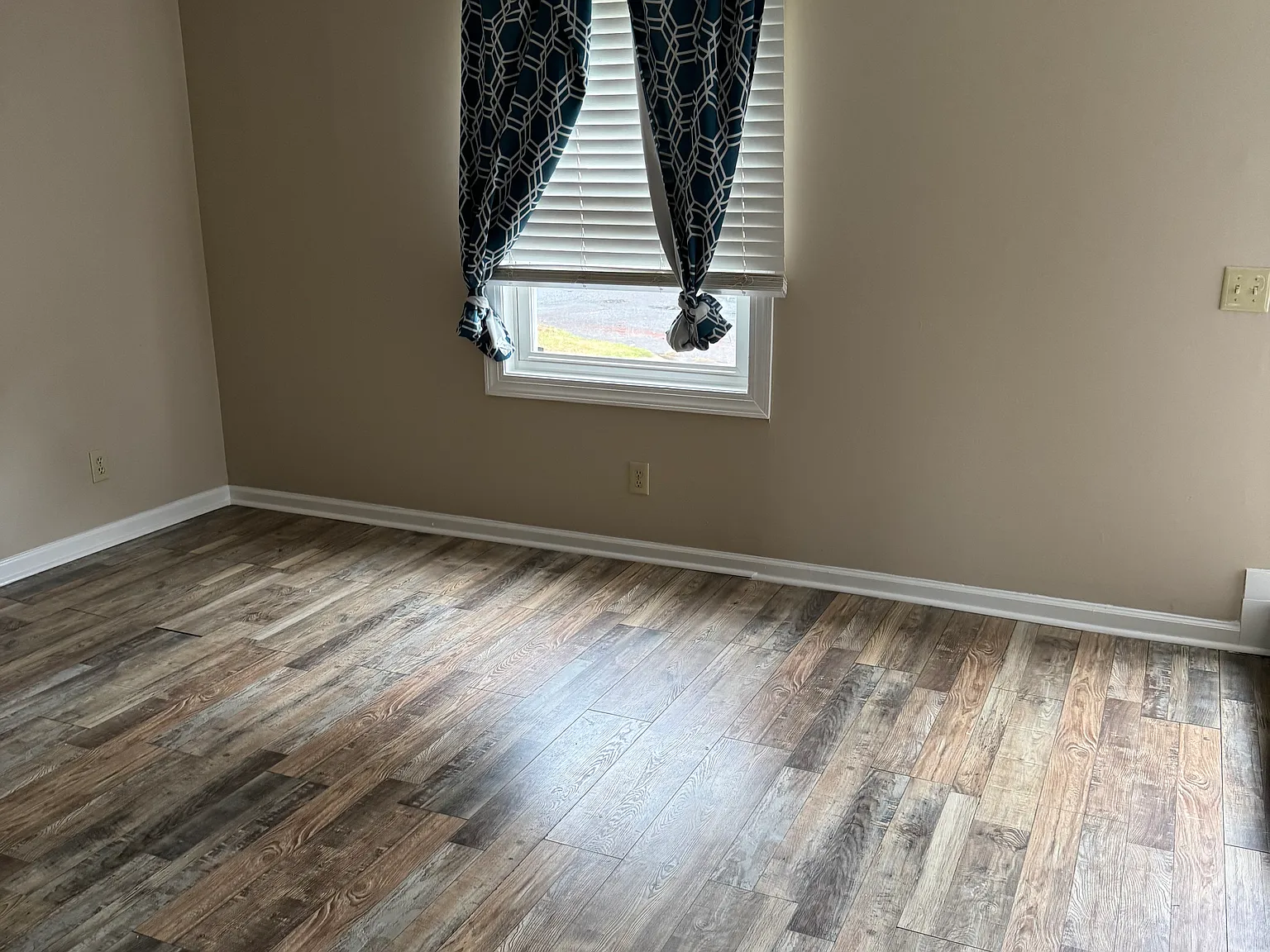 2 bed, 1.5 bath, 935 sqft, $990 — Photo 2
