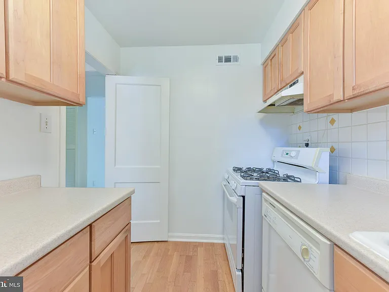 1423 N Nash St #208 — Photo 13