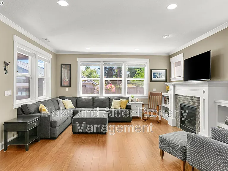 3938 NE 66th Ave — Photo 8