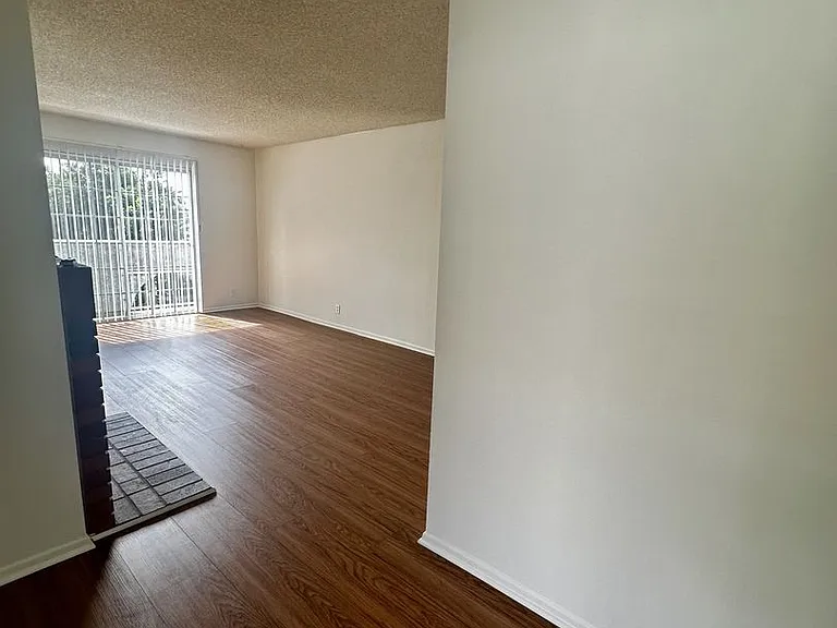 445 E Tujunga Ave — Photo 3