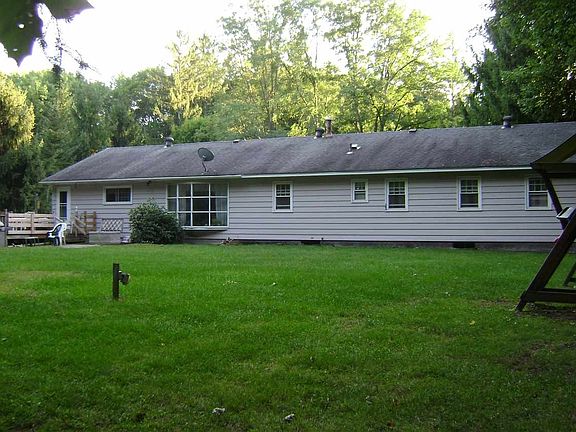 5th image of 135 Pinewoods Ave