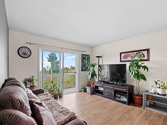 5th image of 1351 Esquimalt Rd #308
