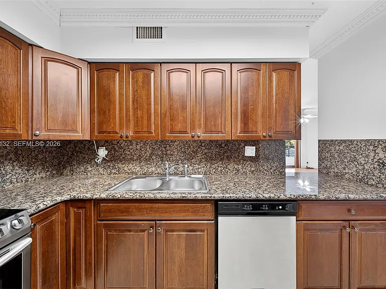 3600 Mystic Pointe Dr #310 — Photo 9