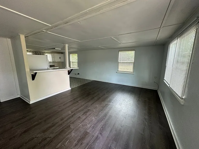 1334 Barry St — Photo 2